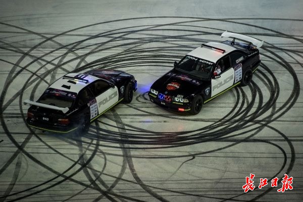 汽摩大会开幕,特技表演震撼观众