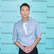 抱走一个小哥哥 他们最迷人的地方就在这些配