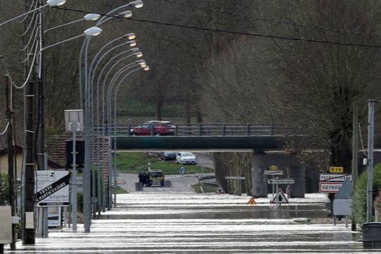 法国遭遇强烈暴风雨袭击致2人死亡 4万户家庭断电