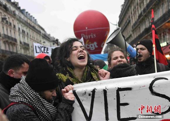 法国数十万人游行抗议退休制度改革方案 大罢工仍持续