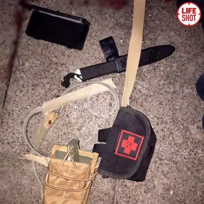 普京正在讲话，不远处一名枪手持突击步枪突然发动袭击！