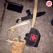 普京正在讲话,不远处一名枪手持突击