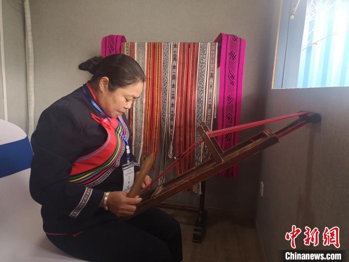 蓝延兰展示畲族彩带编织技艺。　童笑雨 摄
