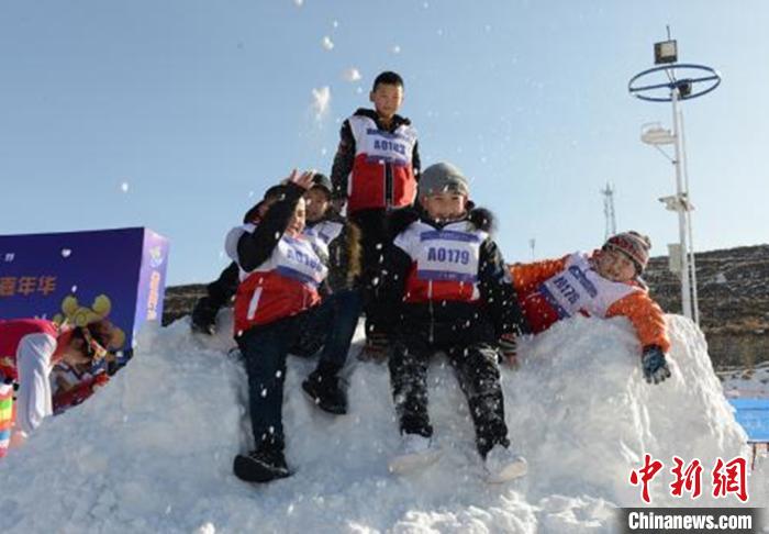 图为孩童在和政玩雪体验冬趣。(资料图) 南如卓玛 摄