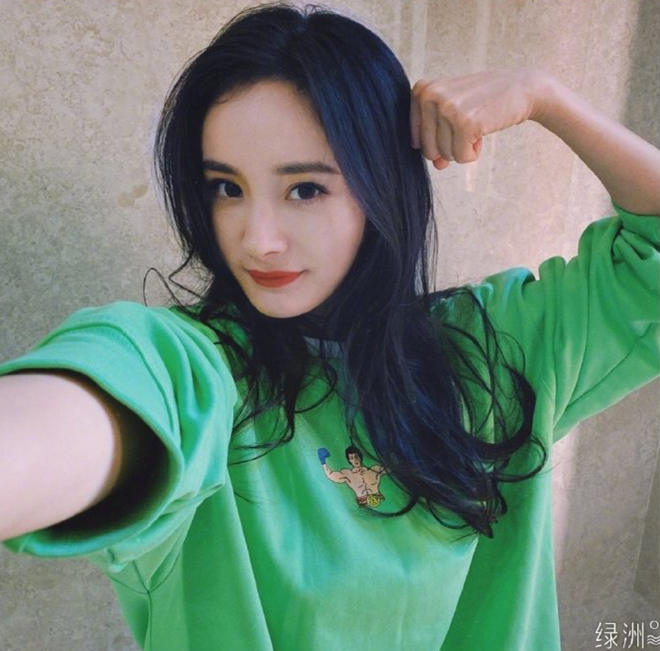 杨幂与路人合影曝光 无滤镜状态竟然这样