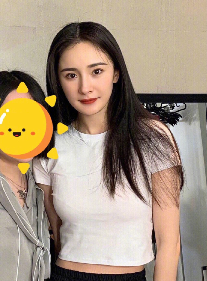 杨幂与路人合影曝光 无滤镜状态竟然这样