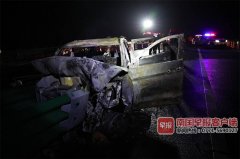 小客车在宾阳撞上高速护栏后起火 车内