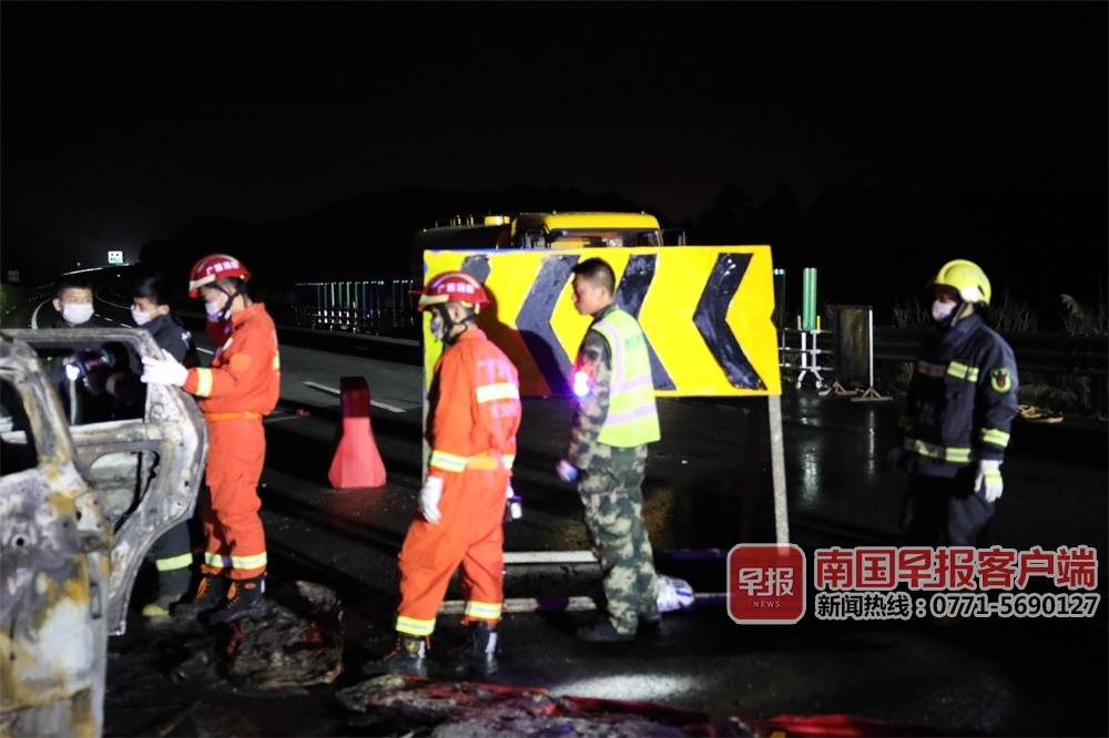 小客车在宾阳撞上高速护栏后起火 车内乘员2死
