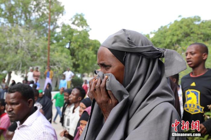 据报道，爆炸发生在摩加迪沙的一座繁忙的安全检查站。阿卜迪利扎克在社交媒体上表示，目前已有超过90人遇难，包括17名索马里警察、73名平民和4名外国人。