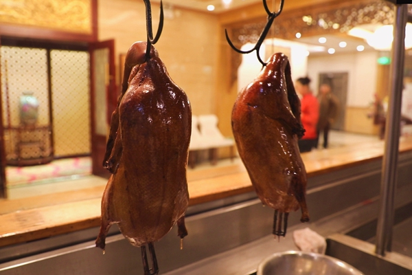 韩国欧尼打卡北京特色美食，探秘“北京烤鸭”美味诞生记！