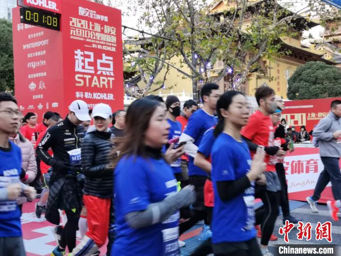 奋力的奔跑者成为上海街头最亮丽的风景线。　陈静 摄