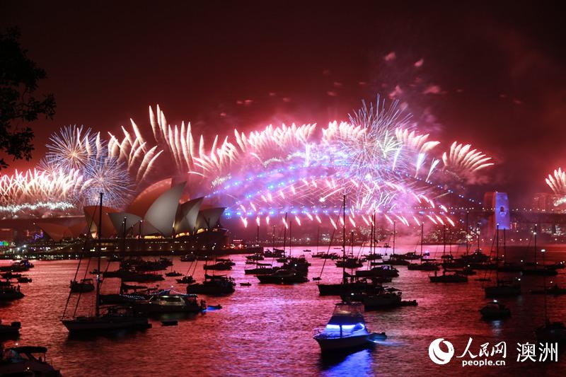 组图：悉尼跨年庆典举行艳丽花火中迎接2020