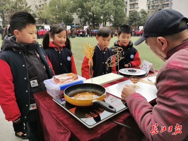 “非遗”传承人走进小学校园，齐齐展示拿手绝