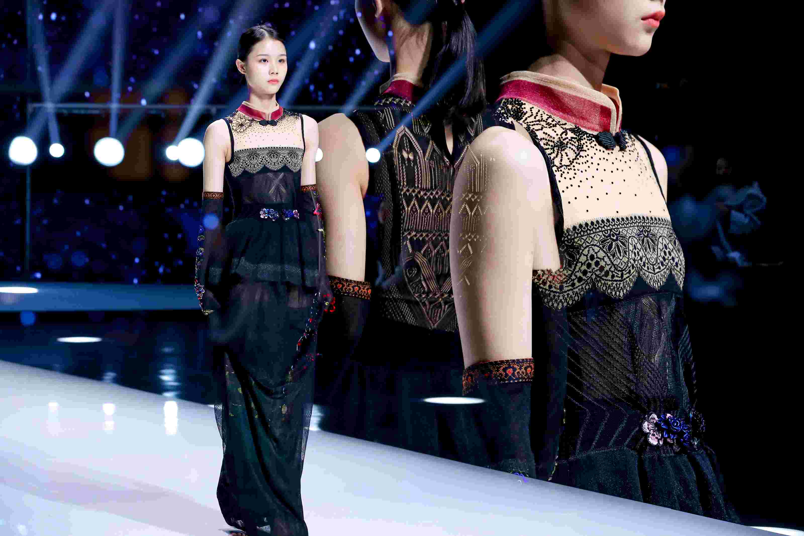 第五届中国（深圳）国际时装节名师名牌作品发布。