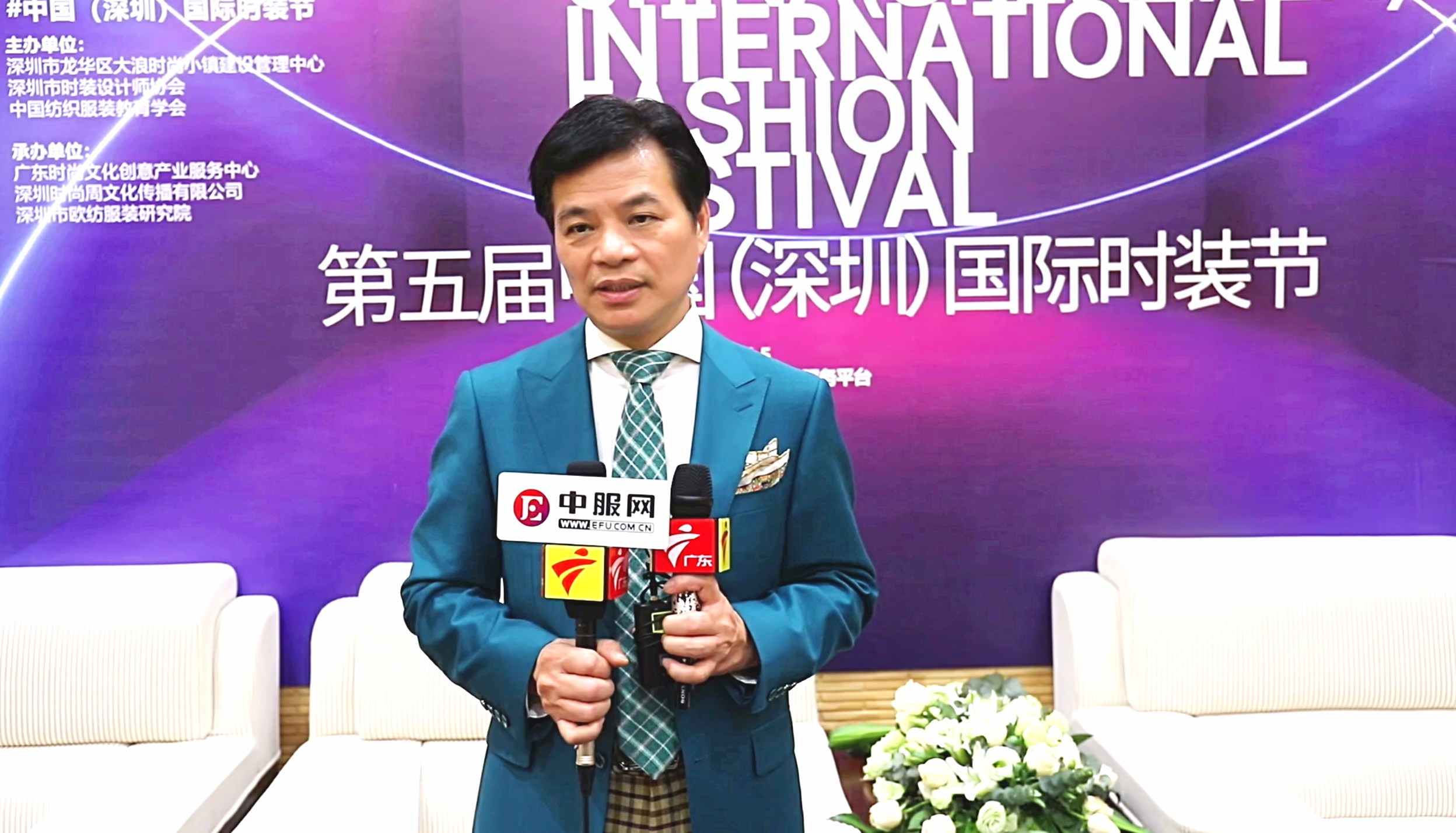 深圳市时装设计师协会会长周世康接受采访。