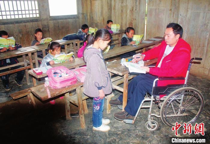 重庆“轮椅教师”余国安的新年心愿：村里娃都