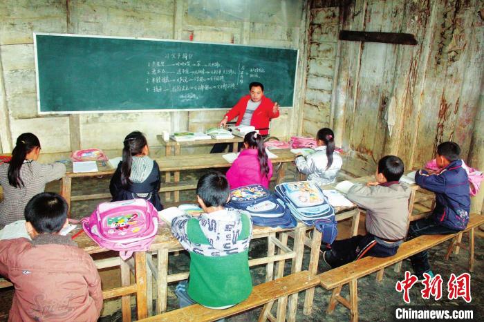 重庆“轮椅教师”余国安的新年心愿：村里娃都有书读