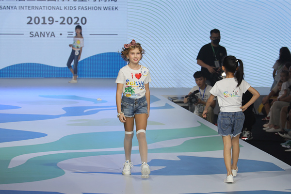第二届三亚国际儿童时尚周开幕800余名中外儿童演绎时尚