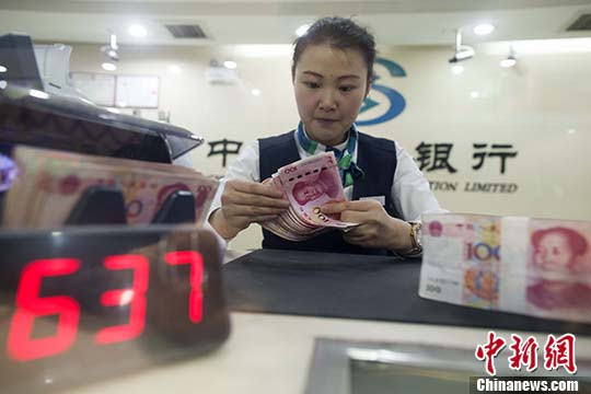 5月6日，山西太原，银行工作人员正在清点货币。 中新社记者 张云 摄