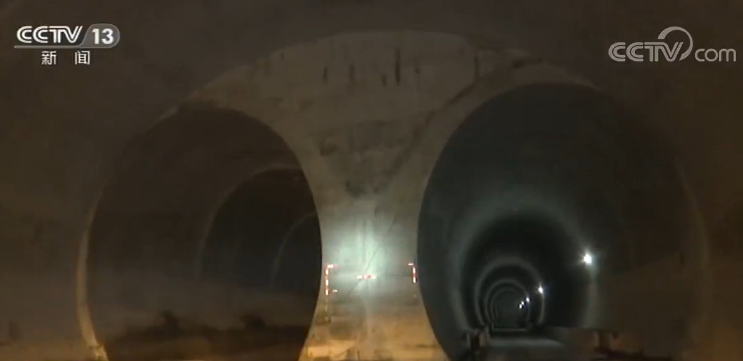 历时6年 全长9913米 成兰铁路茂县隧道贯通
