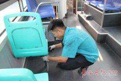 国庆期间坚守岗位的“00后”汽车医生: