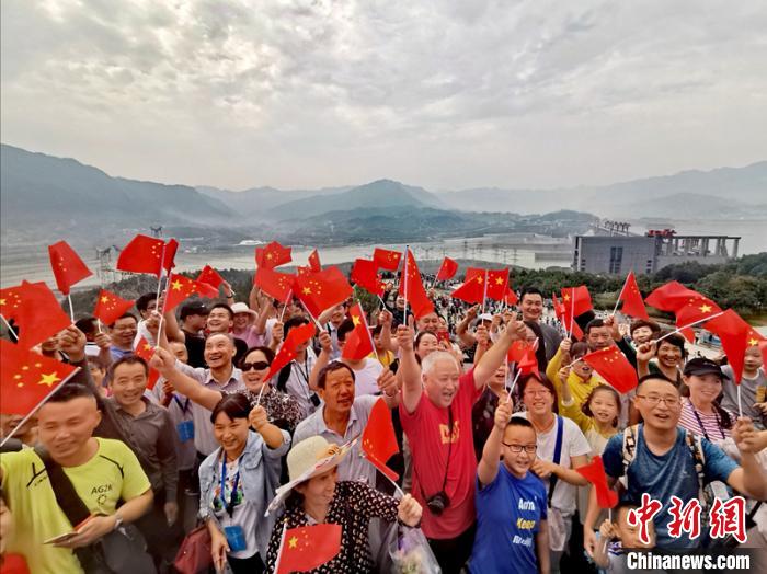 游客在三峡大坝旅游区抒发爱国情 韩伶娟 摄