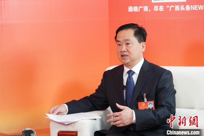     广西人大代表、桂林市市长秦春成接受中新网记者专访。　陈冠言　摄