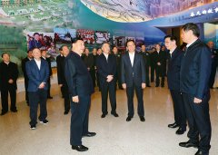 坚持历史唯物主义不断开辟当代中国马