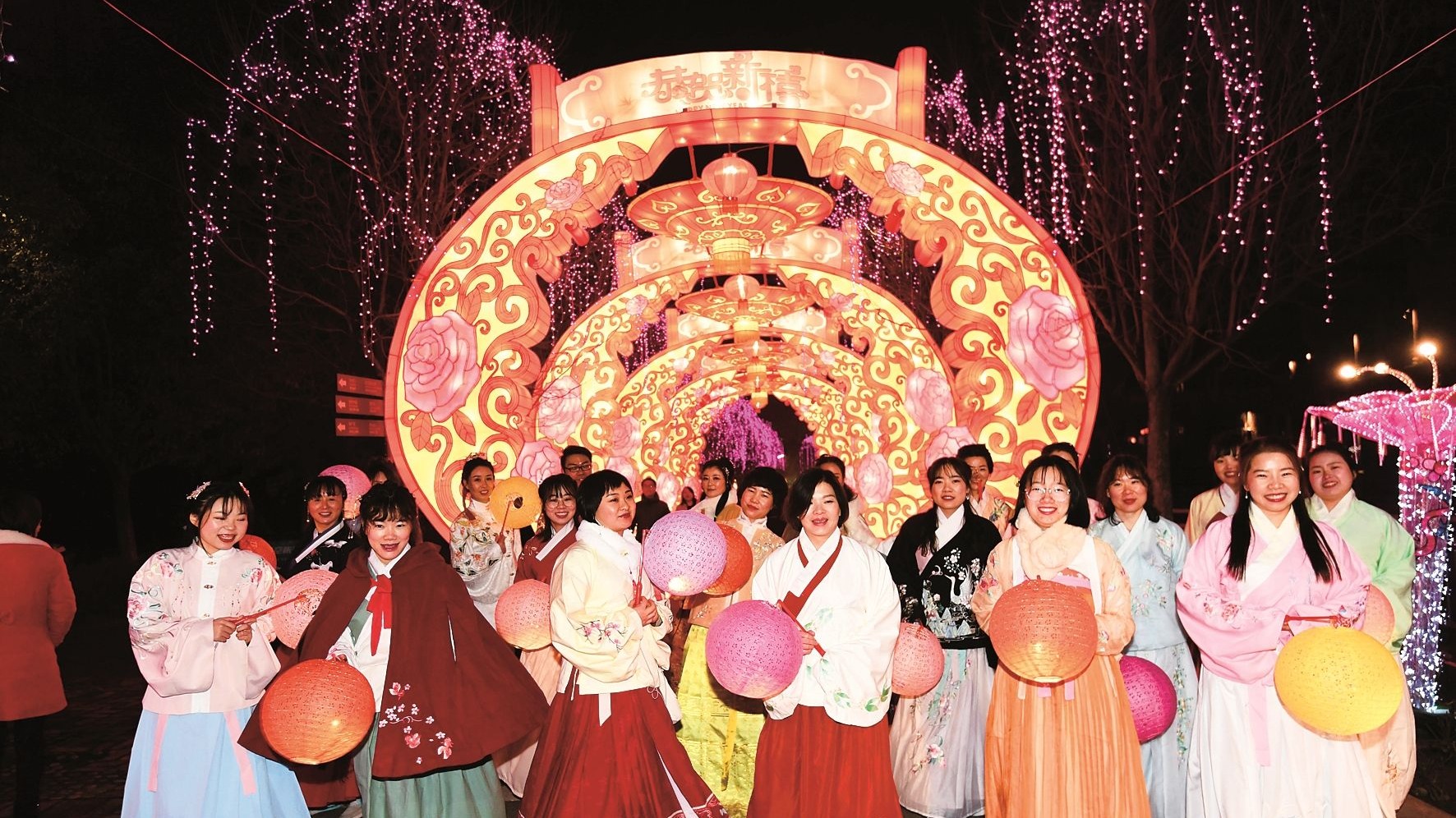武汉:花灯璀璨 年味十足