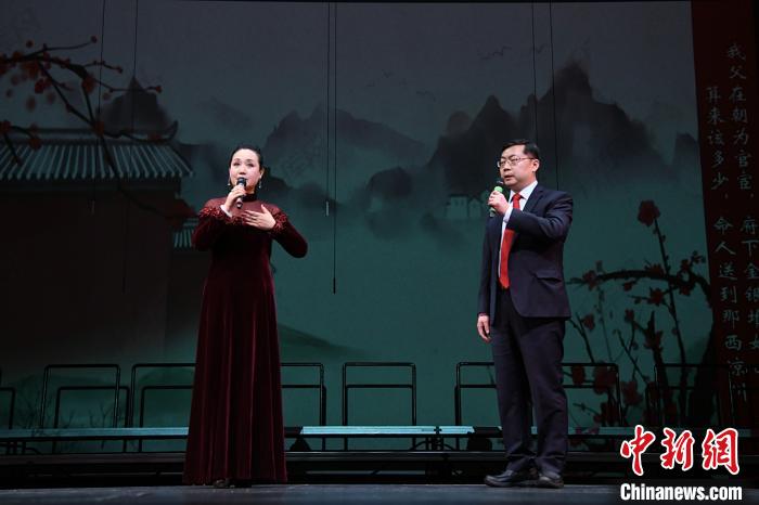 京剧表演艺术家刘桂娟(左)与中国驻多伦多副总领事庄耀东联袂表演《武家坡》。加拿大文化经济发展联盟供图