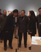 杨振宁夫妇手牵手观展 翁帆笑容甜美显