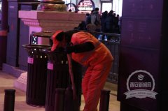 大唐不夜城环卫工默默付出 让游客拥有