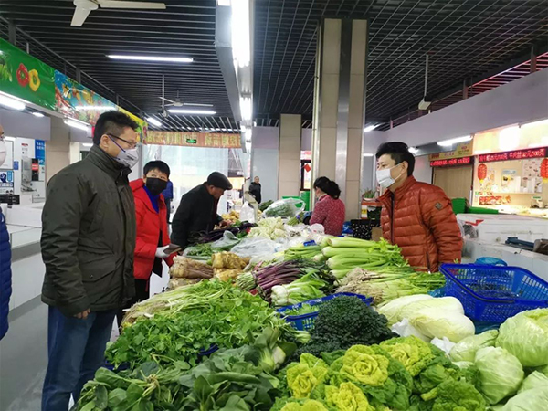 上海蔬菜集团全面打响“严防疫情来袭、确保市场供应”攻坚战。上观新闻 图