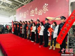 甘肃民众出境旅游过春节:随身携“福”传承
