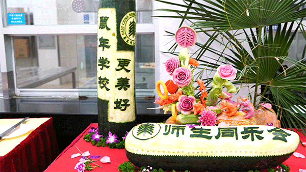 五菜一湯選配水餃或八寶飯，真的年夜飯全免費！大高校每校數百人寒假留校，不止美食哦