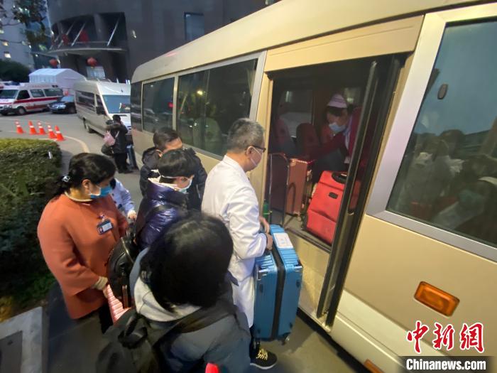 图为贵州省人们医院驰援湖北医疗队出发前往机场。　贵州省人民医院供图 摄