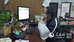 社区防疫“夫妻档”“丢”下宝宝“上