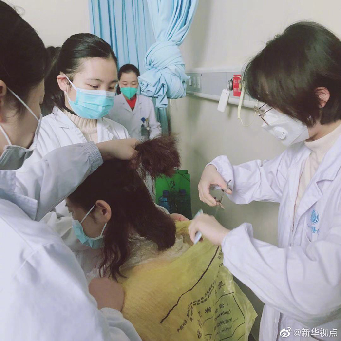 必胜！武汉协和医院西院31名护士剪发抗“疫”