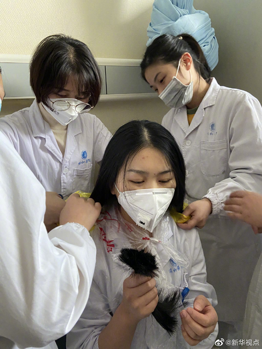 必胜！武汉协和医院西院31名护士剪发抗“疫”