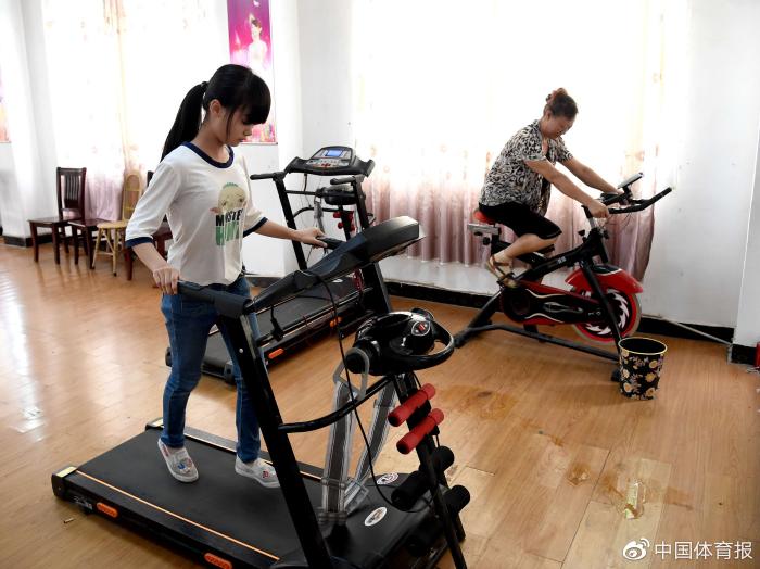 在家期间要配合科学合理的体育健身。图片来源：中国体育报