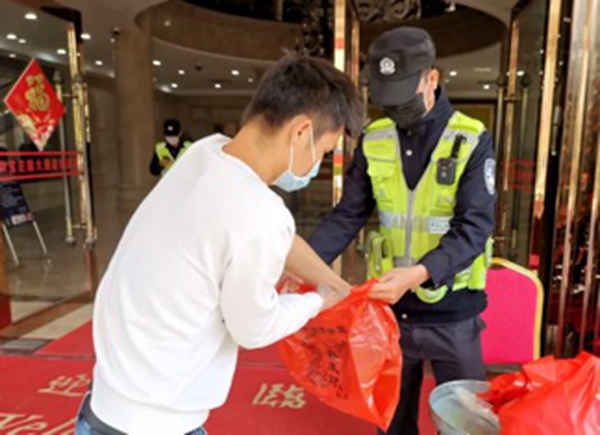 三亚市崖州区为留置湖北籍游客赠送崖州本土美食