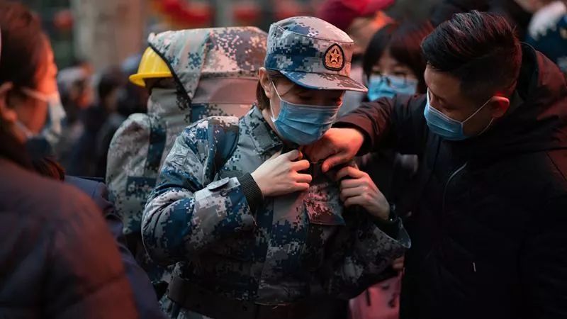 您在防控疫情一线冲锋在前，我在后方守护孩子
