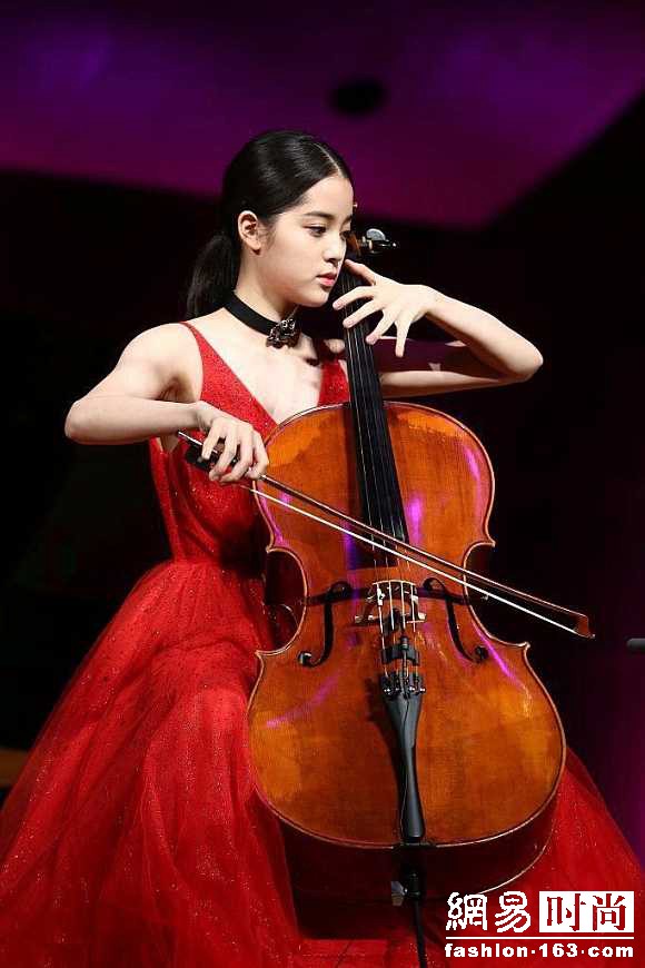 年少成名 欧阳娜娜与周震南的时尚表现力又如何？
