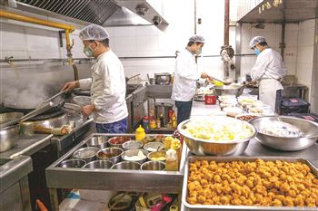 美食城临时改建暖心厨房为职工居民提供餐饮服务