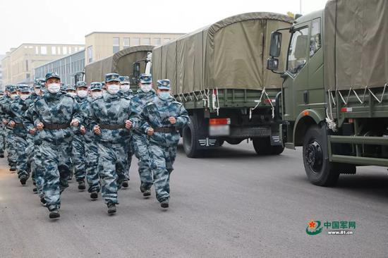 驻鄂部队抽调百余台军车为武汉市民配送生活物资