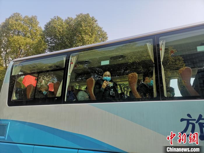 杭州医疗队出征前与家人同事告别。　张煜欢 摄