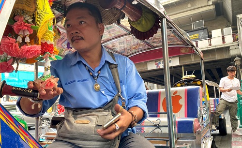 泰国曼谷，“嘟嘟车”司机Amonchai Laodoungdee在购物中心外等待顾客