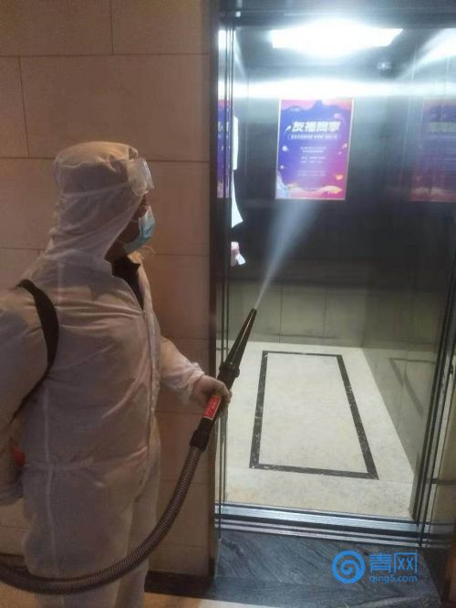 1-在天安数码城内，工作人员正在对电梯进行消毒处理