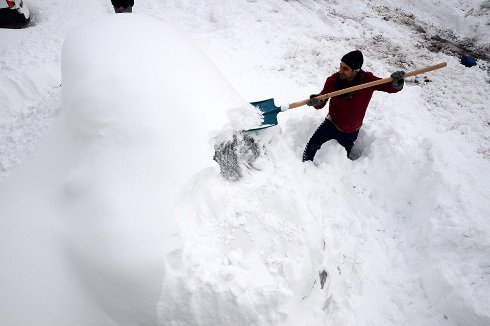 土耳其多地强降雪 找汽车要靠挖