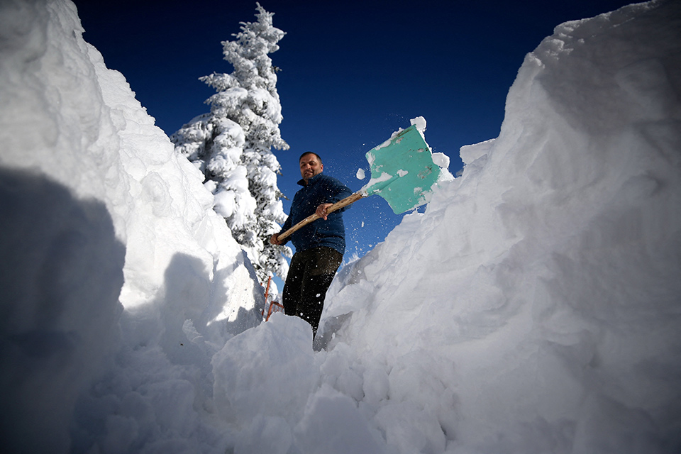土耳其多地强降雪 找汽车要靠挖